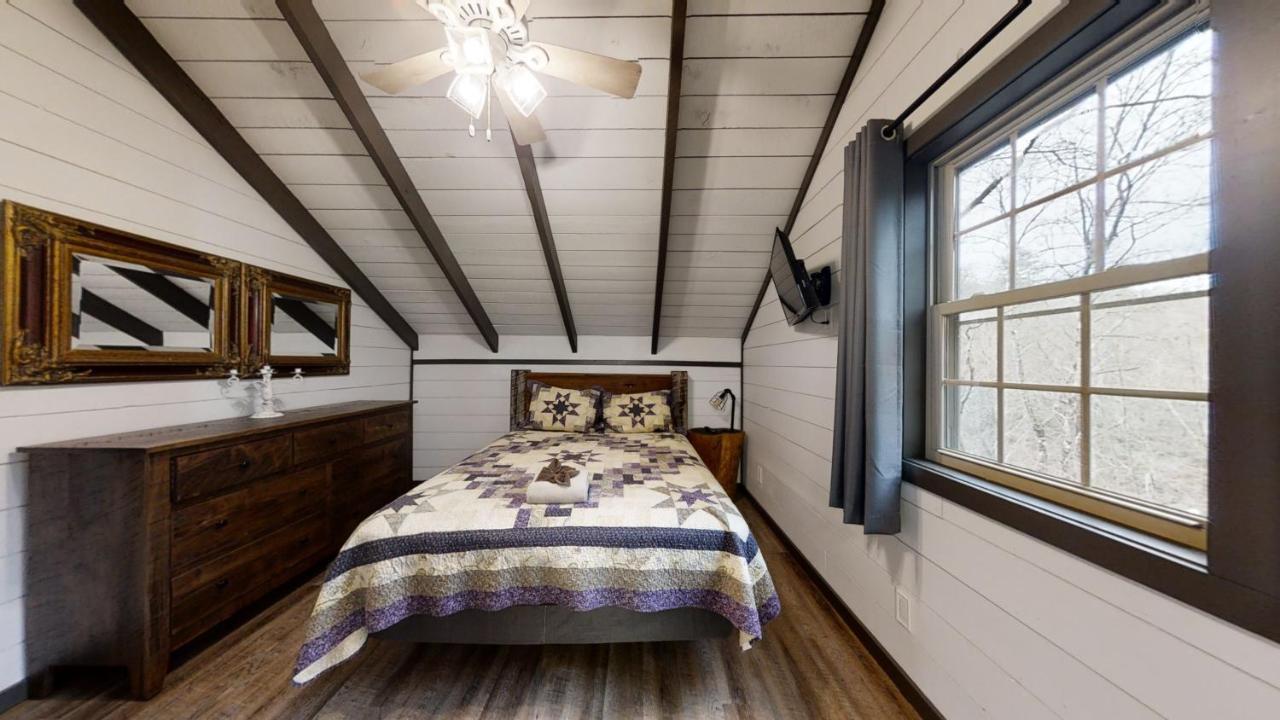 Bigfoots Hideaway Cabin ガトリンバーグ エクステリア 写真